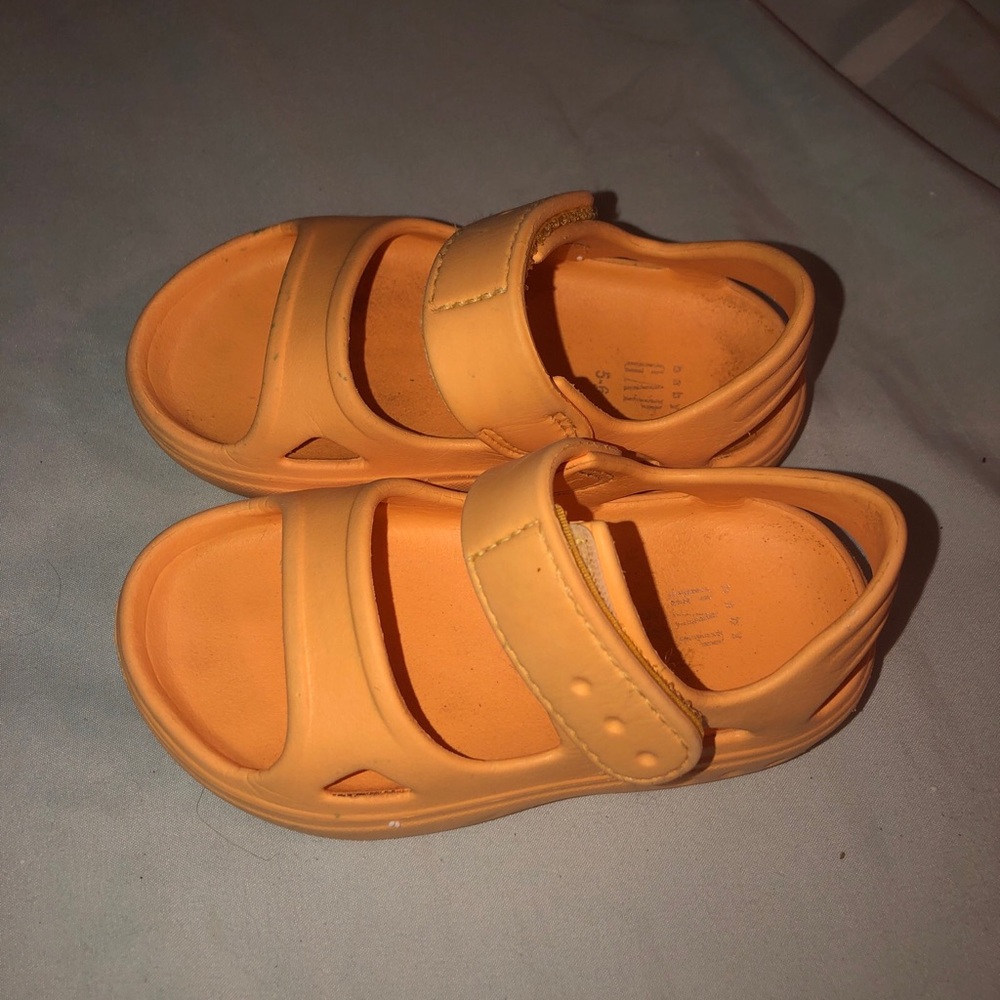 GAP Toddler’s Rubber yellow Unisex Sandals. Size 5/6 Boys or Girls
